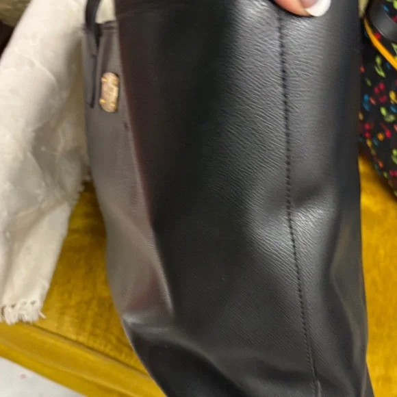 Michael Kors Elegant Black Leather Tote Bag